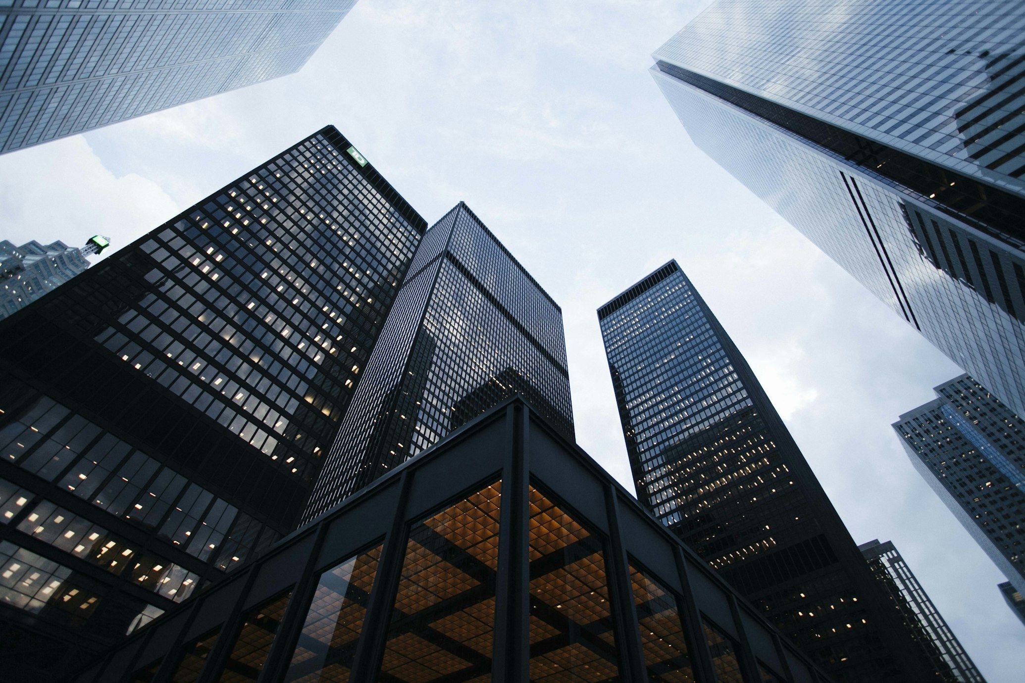 世華企業管理有限公司 世華企業管理有限公司
